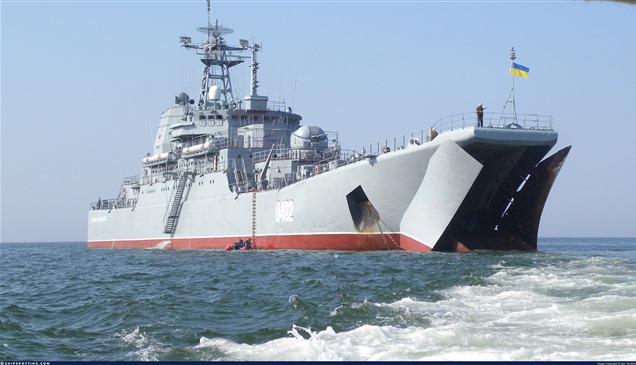 أوكرانيا تقصف سفينة حربية استولت عليها روسيا في 2014