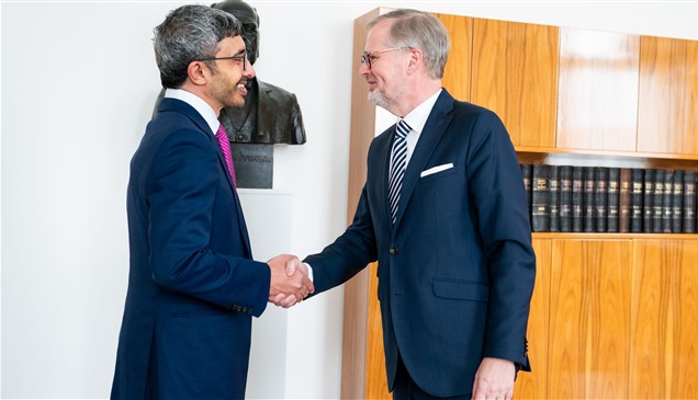 عبدالله بن زايد يلتقي رئيس وزراء التشيك في براغ