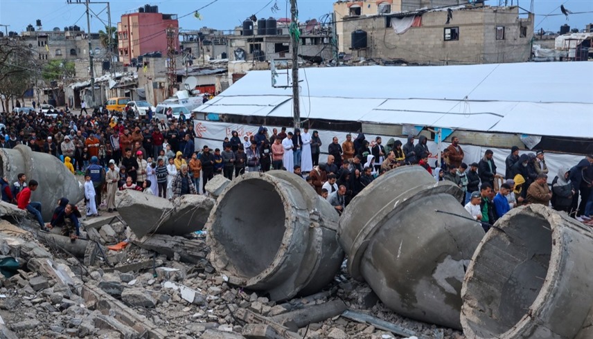 سكان غزة يؤدون صلاة العيد وسط الدمار (أ ف ب)