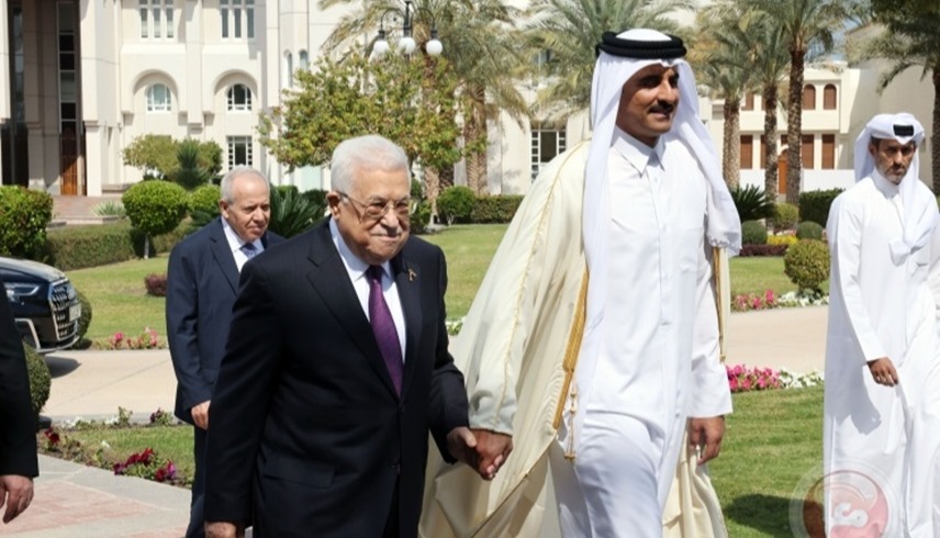 الرئيس الفلسطيني محمود عباس، وأمير قطر الشيخ تميم بن حمد آل ثاني (أرشيف)