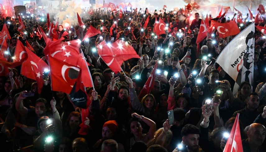 احتفال المعارضة التركية بفوز أكرم إمام أوغلو في الانتخابات البلدية (أ ف ب)