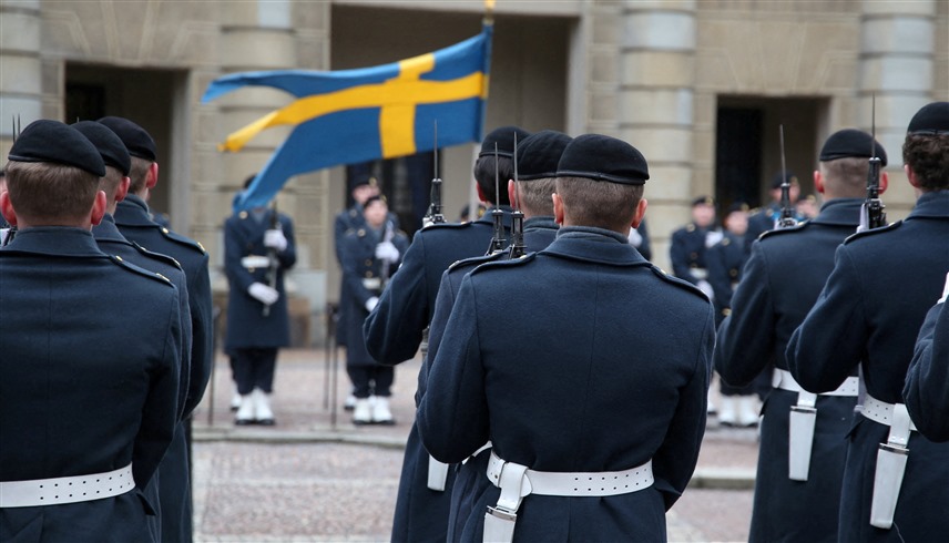 جنود سويديون يرفعون علم بلادهم في استعراض عسكري في ستوكهولم (أرشيف)
