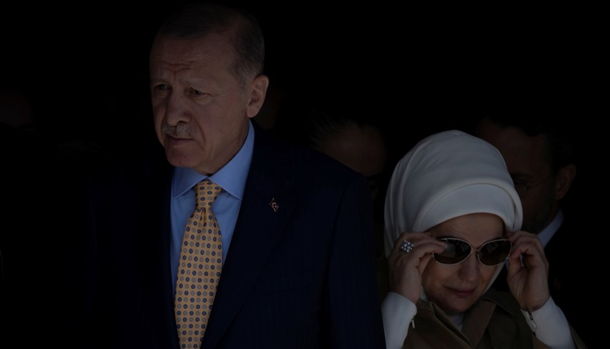 الرئيس التركي وزوجته (رويترز)