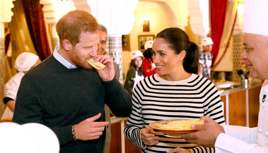 الأمير هاري يأكل بجانب زوجته ميغان (أرشيف)