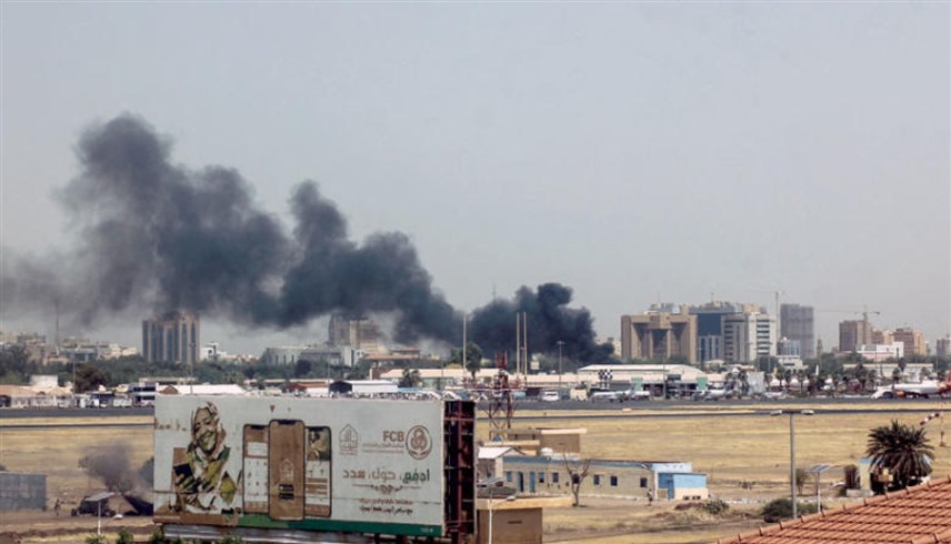 الدخان يتصاعد فوق مبانٍ في محيط مطار الخرطوم  وسط معارك بين الجيش وقوات الدعم السريع (أ ف ب)