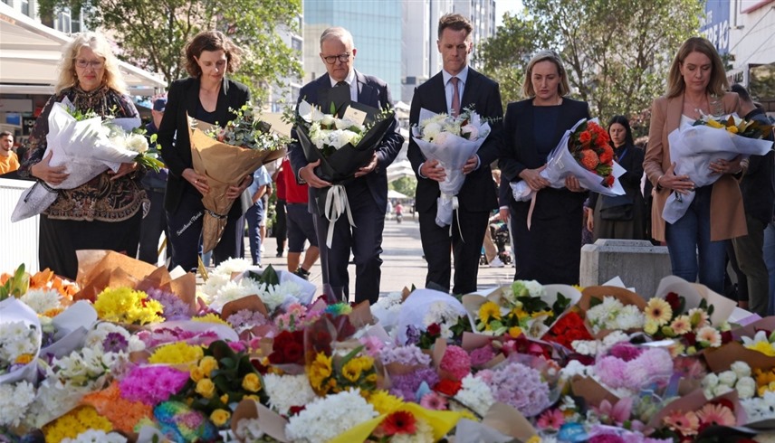 رئيس الوزراء الأسترالي أنتوني ألبانيزي، وأعضاء الحكومة يضعون الورد تكريماً للضحايا (رويترز)