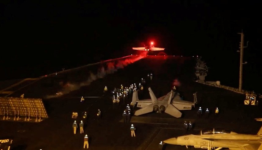 طيران حربي أمريكي يستهدف مواقع للميليشيات الحوثية (رويترز)