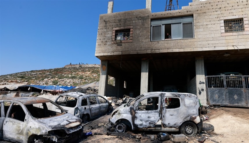 أضرار التي بمنزل في قرية المغير بالقرب من رام الله في الضفة الغربية بعد هجوم للمستوطنين (أ ف ب)