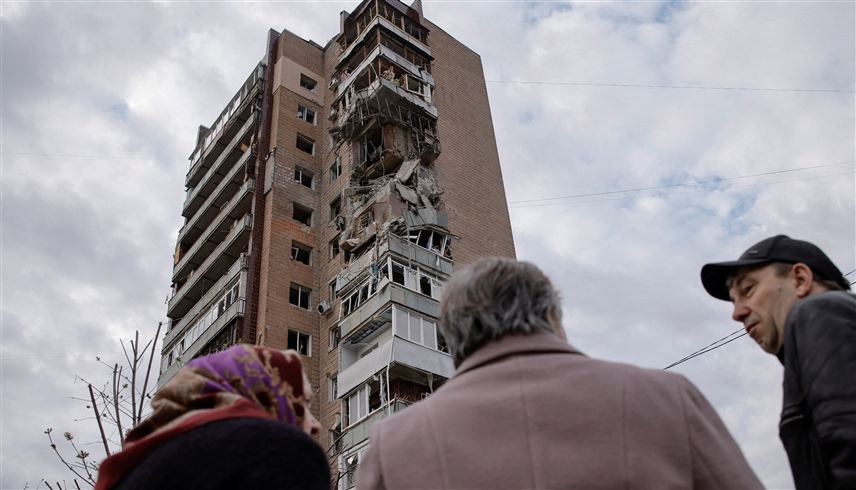 أوكرانيون يعاينون خراباً في بناية سكنية خلفه هجوم روسي (وكالات)