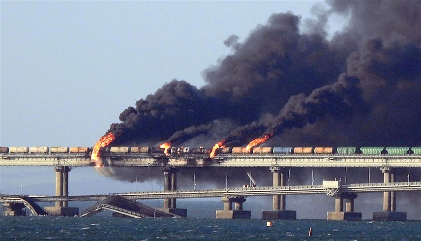 حريق بعد هجوم أوكراني سابق على جسر جزيرة القرم (أرشيف)