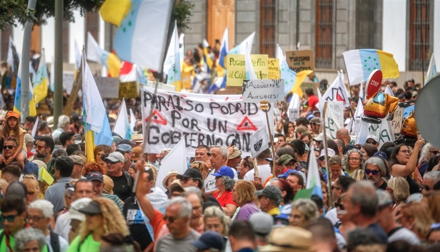 متظاهرون في جزر الكناري الإسبانية (أ ف ب)