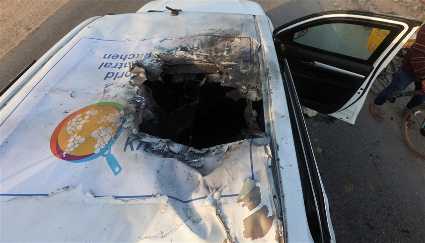 حفرة في سقف سيارة موظفي وورلد سنترال كيتشن تسببت بها غارة إسرائيلية (وكالات)