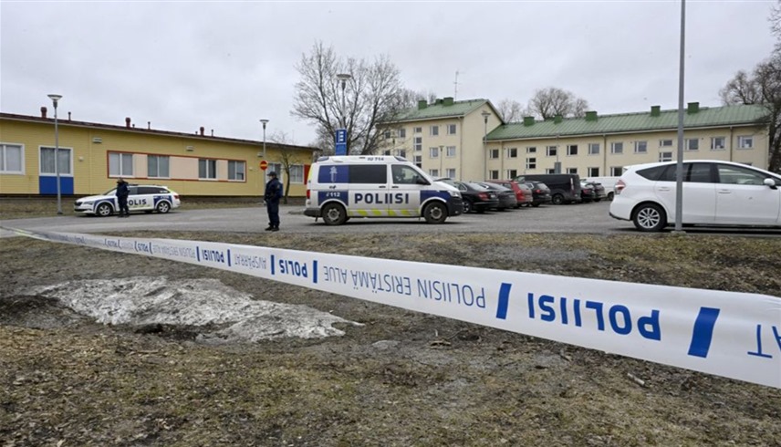 الشرطة الفنلندية تطوق مكان وقوع الحادثة بالمدرسة (إكس) 