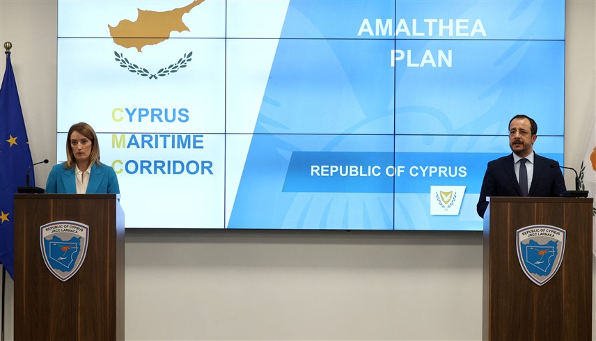 رئيس قبرص نيكوس خريستودوليدس ورئيسة البرلمان الأوروبي روبرتا ميتسولا (وكالات)