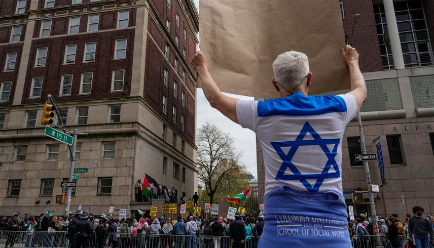 أمريكي مؤيد لإسرائيل يتظاهر في وجه آخرين مؤيدين لفلسطين في جامعة كولومبيا (وكالات)