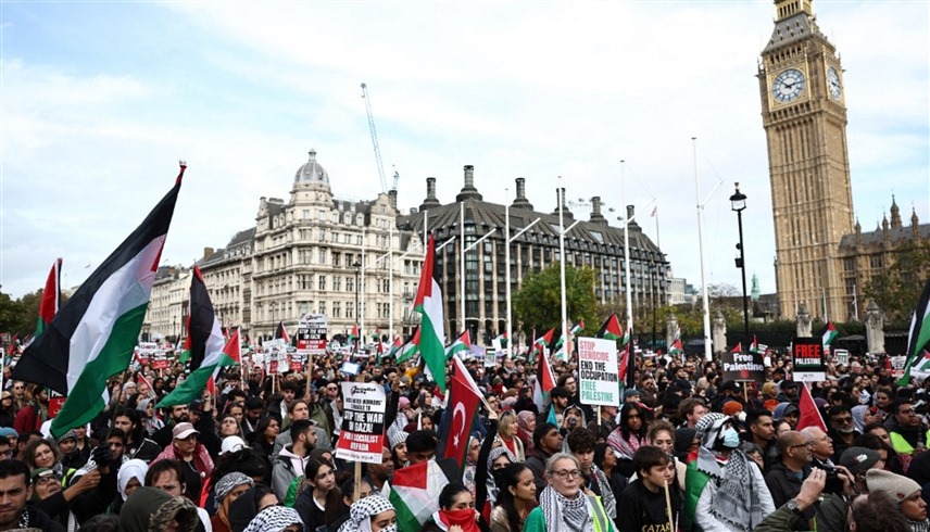 جانب من احتجاجات لندن الداعمة لفلسطين والمطالبة بوقف دائم لإطلاق النار ووقف الإبادة الجماعية في غزة (أ ف ب)