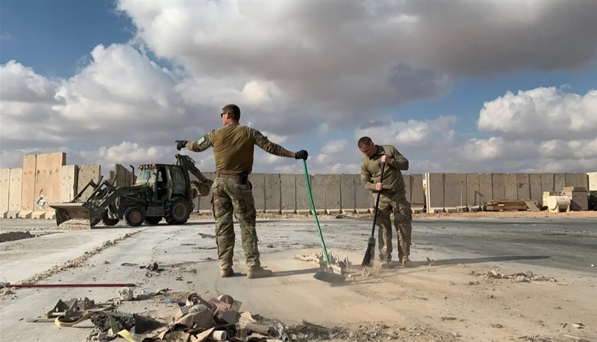 جنديان أمريكيان في قاعدة عين الأسد بعد هجوم سابق (أرشيف) 