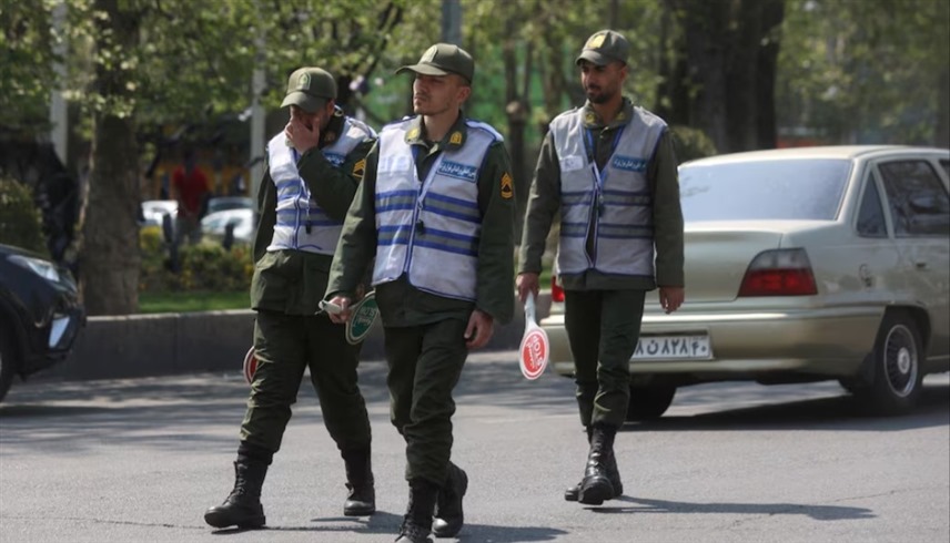 عناصر الشرطة الإيرانية تجوب شوارع طهران تطبيقاً للقوانين (رويترز)