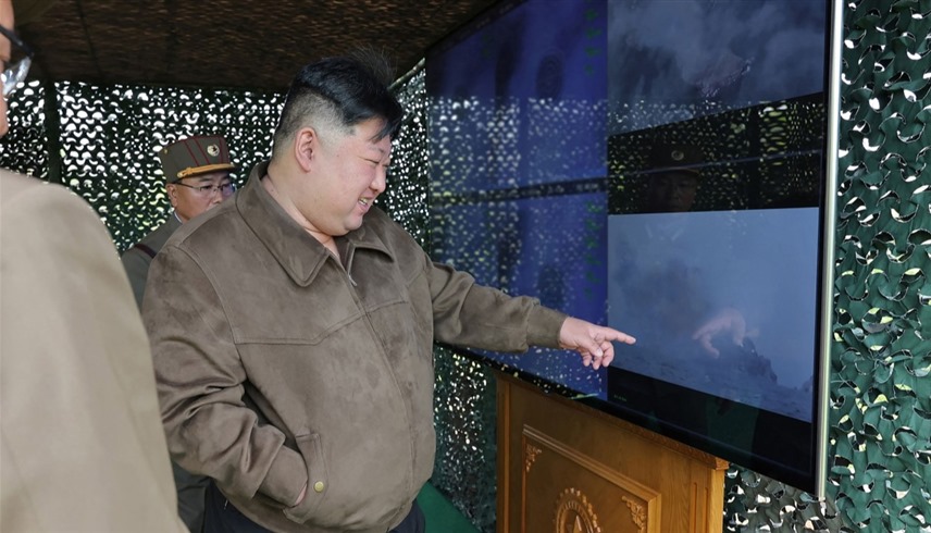 زعيم كوريا الشمالية يشرف على التدريبات الصاروخية (أ ف ب)