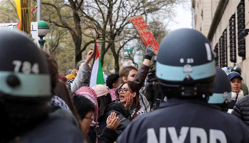 عناصر من الشرطة الأمريكية يتصدون لمظاهرة مناصرة لفلسطين في جامعة نيويورك (وكالات)