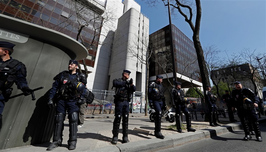 عناصر من الشرطة الفرنسية في محيط إحدى الجامعات (رويترز)