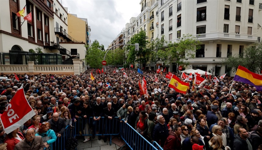 متظاهرون أمام مقر الحزب الاشتراكي الإسباني في مدريد (أ ف ب)