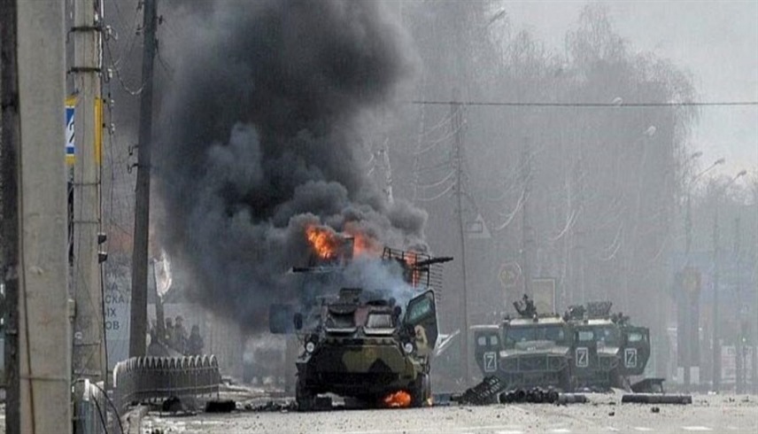 مدرعات أوكرانية محترقة بعد هجوم روسي (أرشيف)
