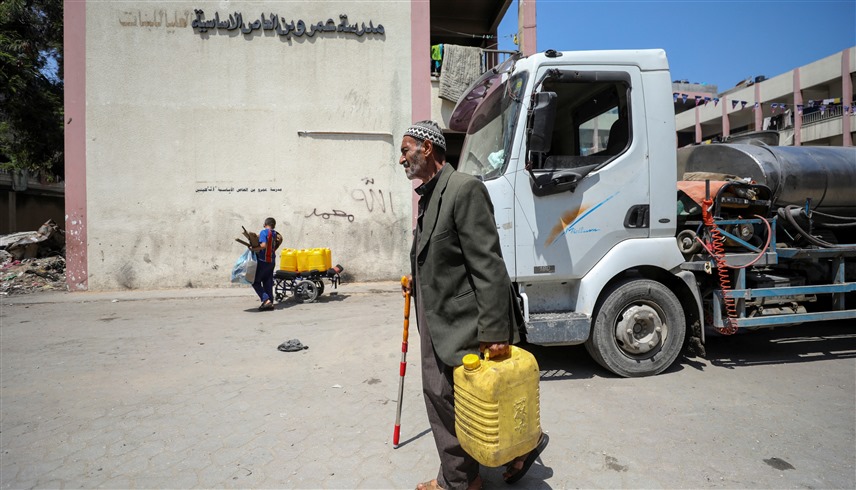 مسن فلسطيني يبحث عن الماء في غزة (رويترز)