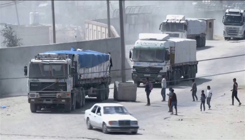 دخول شاحنات مساعدات إلى غزة (رويترز)