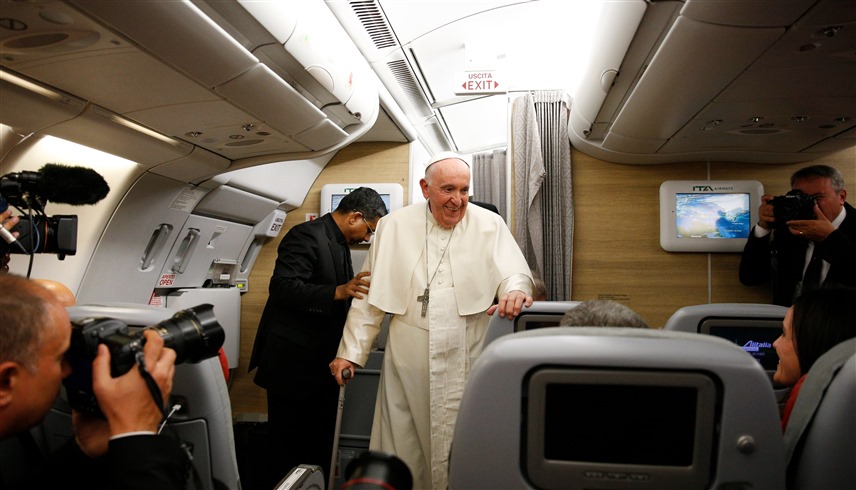 البابا فرنسيس على متن الطائرة (أرشيف)