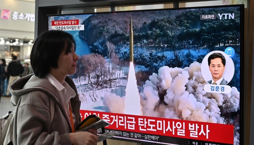 التلفزيون الكوري الجنوبي يعرض أخبار إطلاق الجارة الشمالية لصاروخ جديد (أ ف ب)