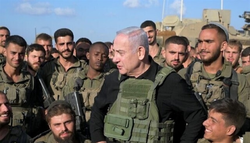 رئيس الوزراء الإسرائيلي بنيامين نتانياهو وسط جنود جيشه في غزة (أرشيف)