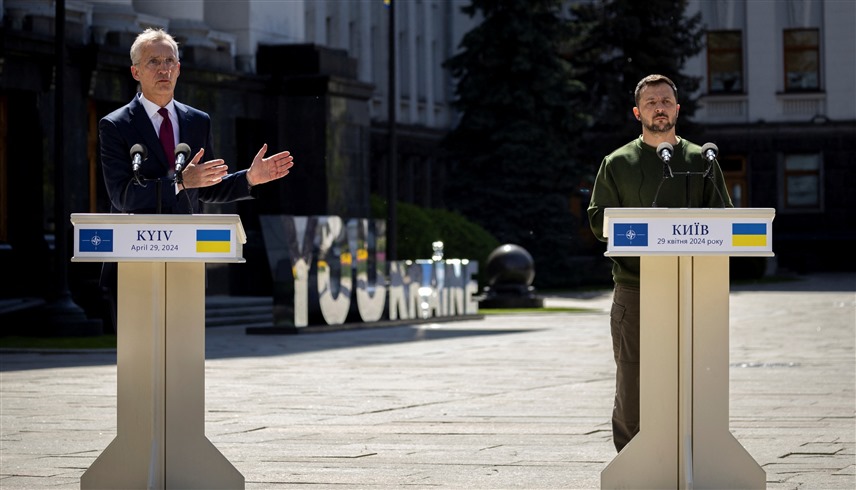  الرئيس الأوكراني فولوديمير زيلينسكي وأمين عام ناتو ينس ستولتنبرغ (رويترز)