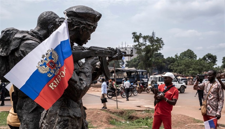 مواطنون في أفريقيا يحملون الأعلام الروسية (إكس)