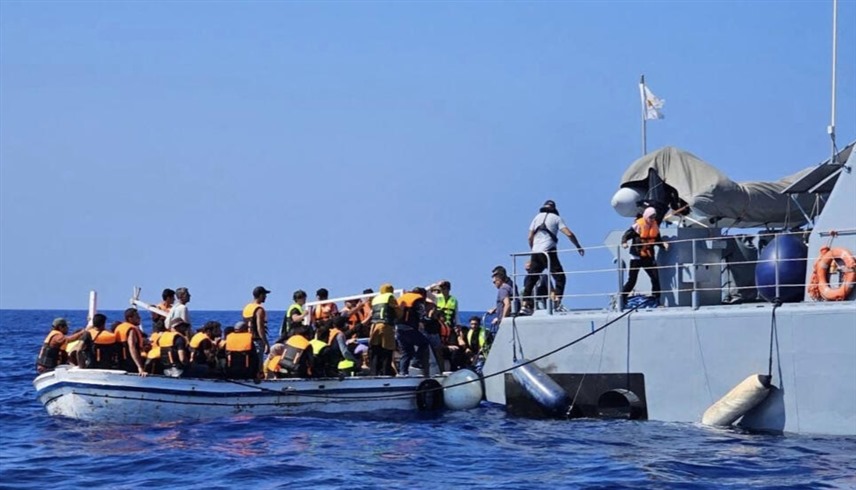 صورة نشرها مركز تابع للحكومة القبرصية توثق عملية إنقاذ المهاجرين في البحر المتوسط
