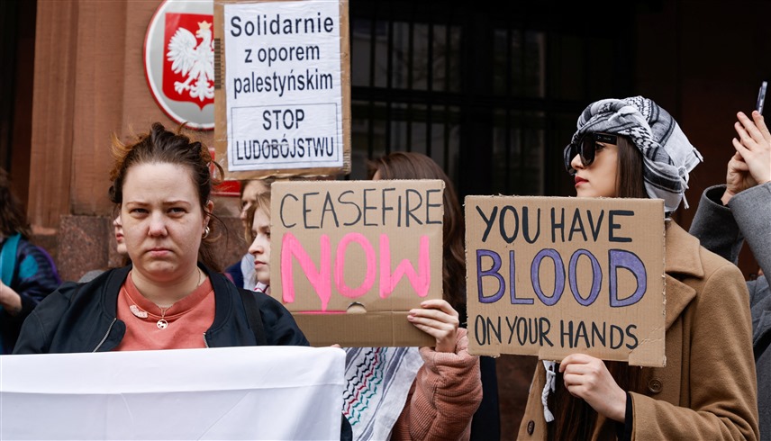 مظاهرة مؤيدة للفلسطينيين أمام وزارة الخارجية البولندية (رويترز)