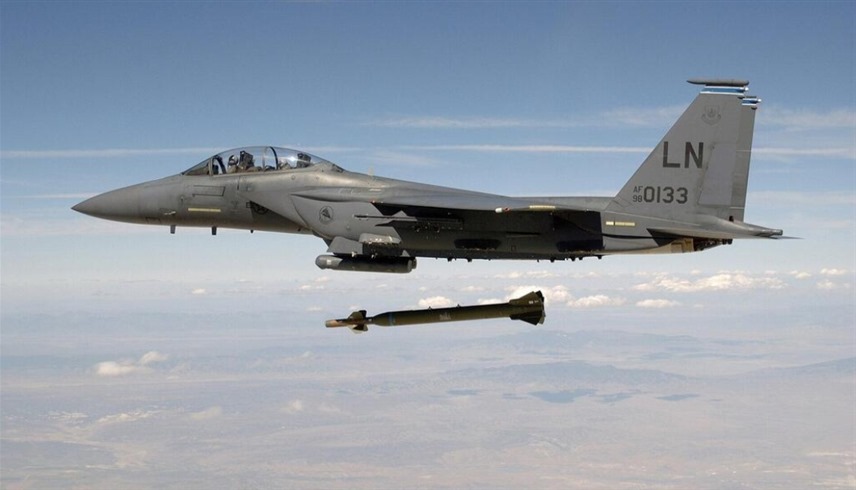 مقاتلة من طراز F15E تسقط قنبلة GBU 28 الخارقة للتحصينات. (أرشيف)