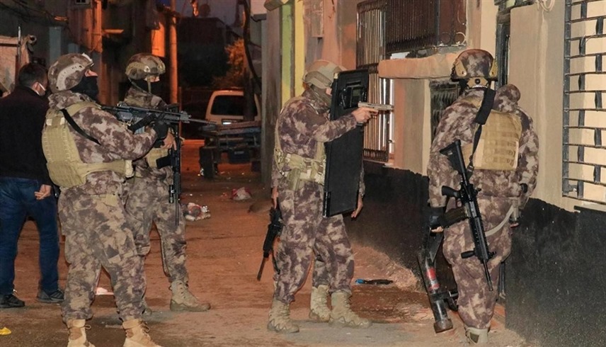 عناصر من قوات الأمن التركية في مداهمة إحدى البنايات ضمن الحملة على داعش (أرشيف)