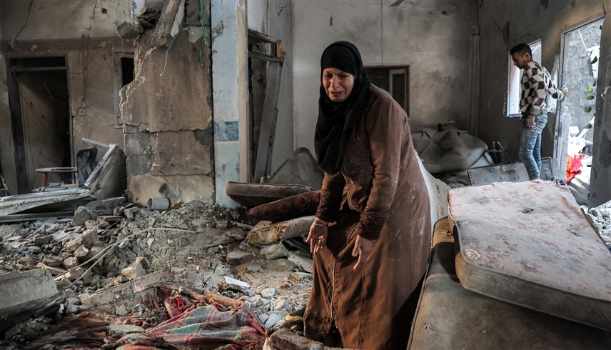 غزية تقف في منزلها المدمر بعد غارة إسرائيلية (أ ف ب) 