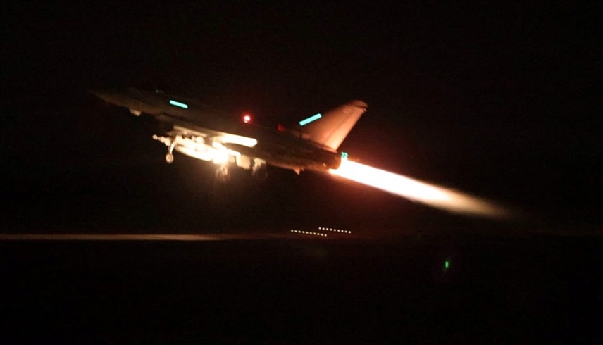 طائرة أمريكية تشارك بقصف مواقع للحوثيين (رويترز)