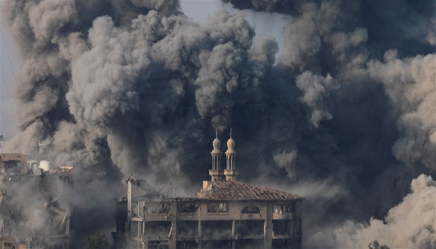 دخان يتصاعد بعد غارة إسرائيلية على غزة (رويترز)