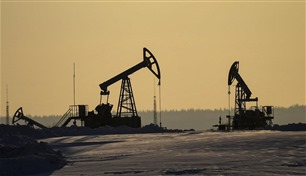 النفط يتراجع مع خفض السوق لعلاوة المخاطر