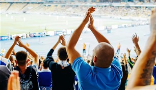 فوائد صحية لمشاهدة المباريات في تجمعات كبيرة 