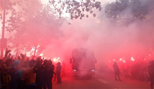 جمهور برشلونة يهاجم حافلة فريقه بالخطأ