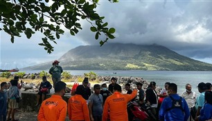 بعد ثوران بركان "روانغ".. إندونيسيا تغلق مطاراً وتجلي الآلاف 