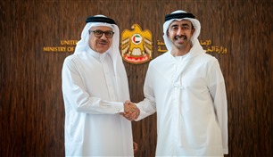 عبدالله بن زايد ووزير خارجية البحرين يبحثان العلاقات بين البلدين