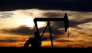 النفط يتراجع مع ترقب المستثمرين لمحادثات الهدنة في غزة 