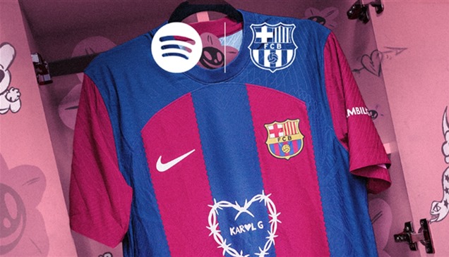 برشلونة يكشف عن قميصه الجديد في مباراة "الكلاسيكو"