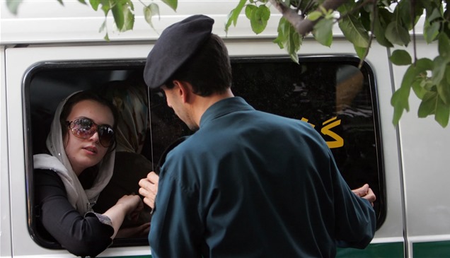 الشرطة الإيرانية تشدد رقابتها على التزام النساء الحجاب