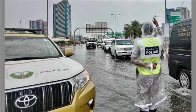 فرق حكومة عجمان تتعامل مع تداعيات الحالة الجوية